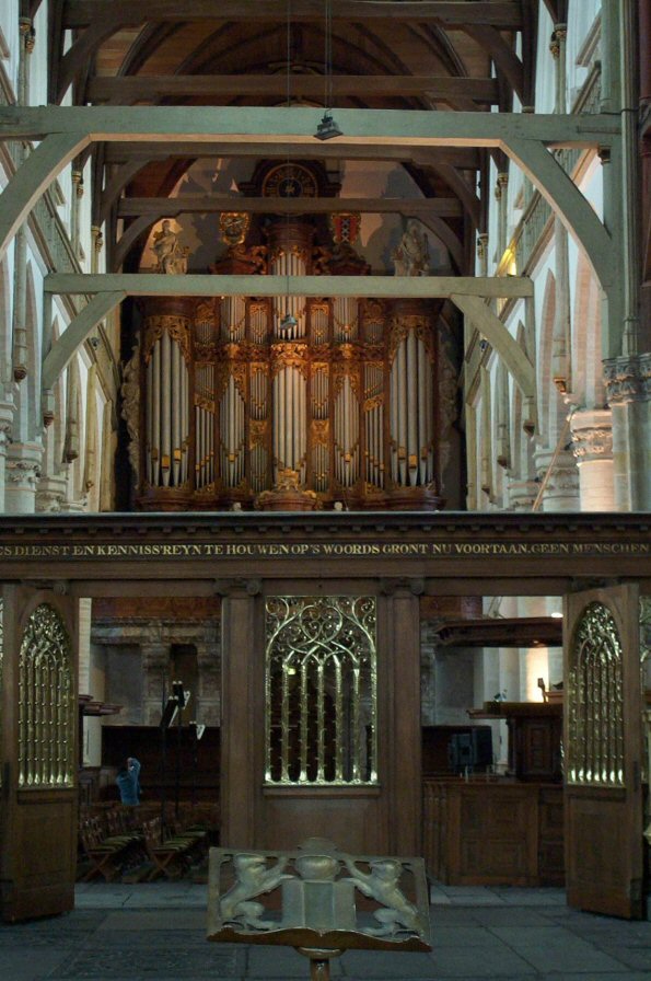 Zicht op het orgel vanaf het koor