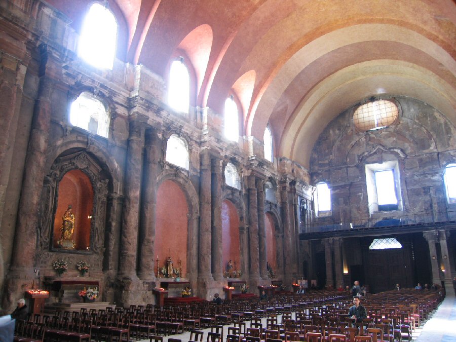 Het licht dringt binnen in de kerk
