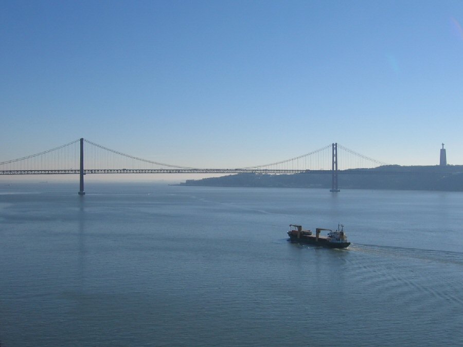 De brug is geïnspireerd op de Golden Gate Bridge in San Francisco